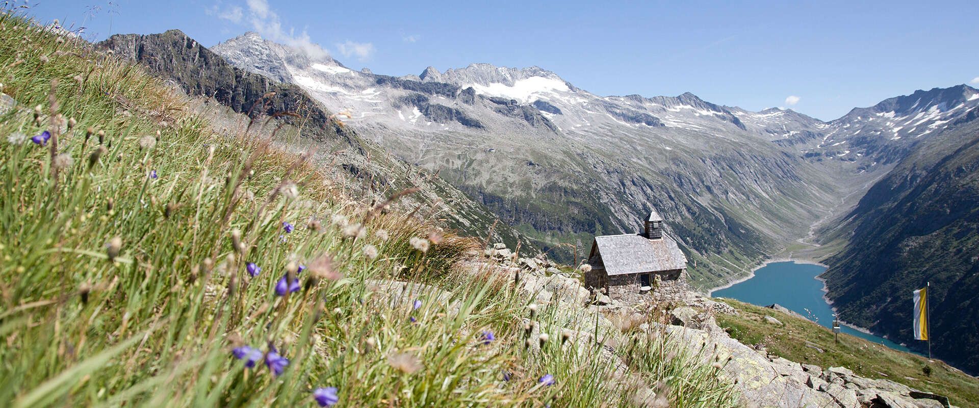 St Valentins-Kapelle mit Bergkulisse im Zillergrund