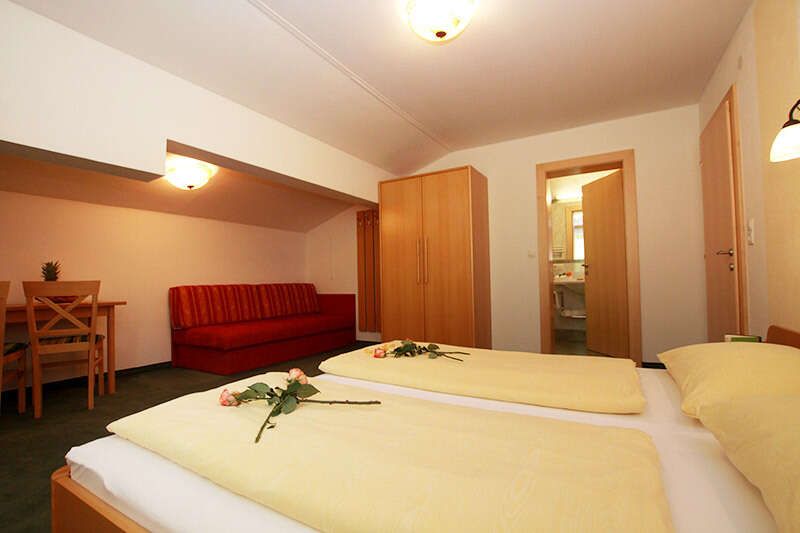 Appartement 5 mit Doppelbett und Couch im Landhaus Barbara 