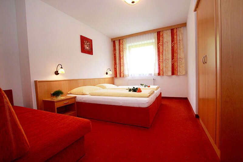 Appartement 3 mit Schlafzimmer mit Doppelbett und Couch im Landhaus Barbara