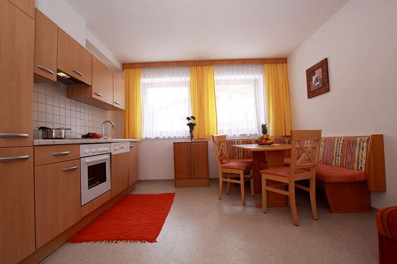Appartement 1 mit Küche und Essbereich im Landhaus Barbara 