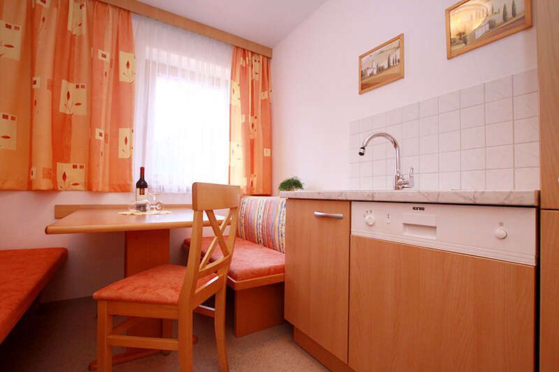 Appartement 2 mit Küchenzeile und Sitzecke im Landhaus Barbara 