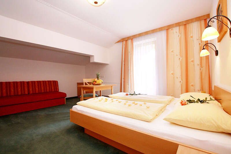 Appartement 4 mit Schlafzimmer mit Doppelbett, Couch und Balkon im Landhaus Barbara 