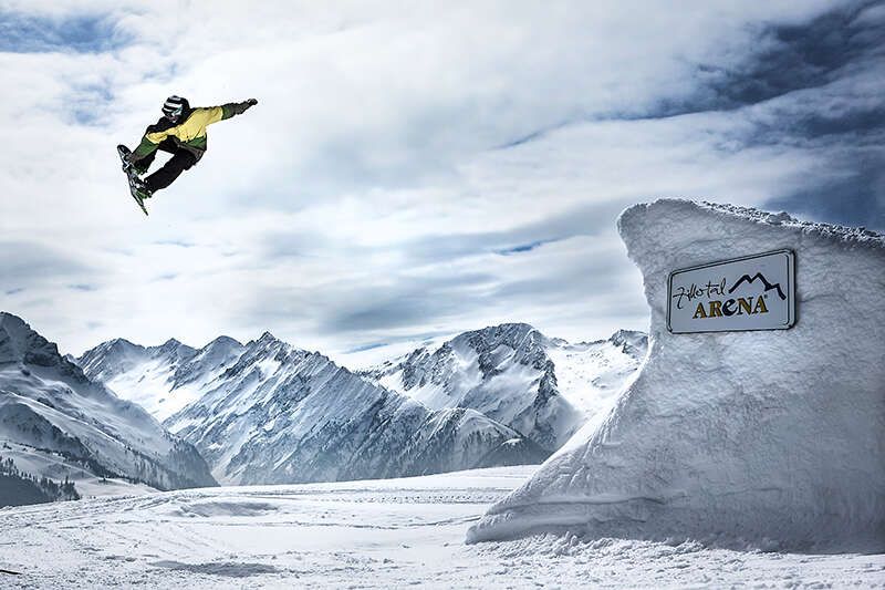 Snowboarder beim Sprung im Zillertal Arena Snowpark