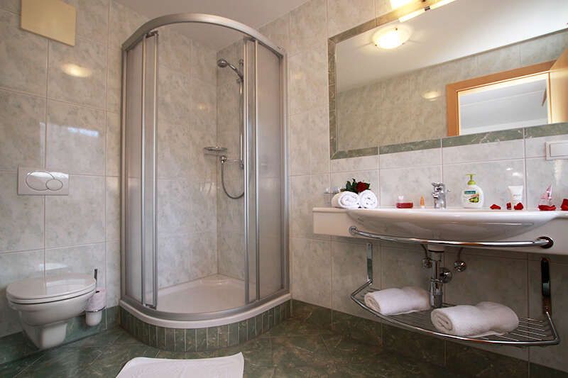 Badezimmer im Appartement 4 mit Dusche und WC im Landhaus Barbara 