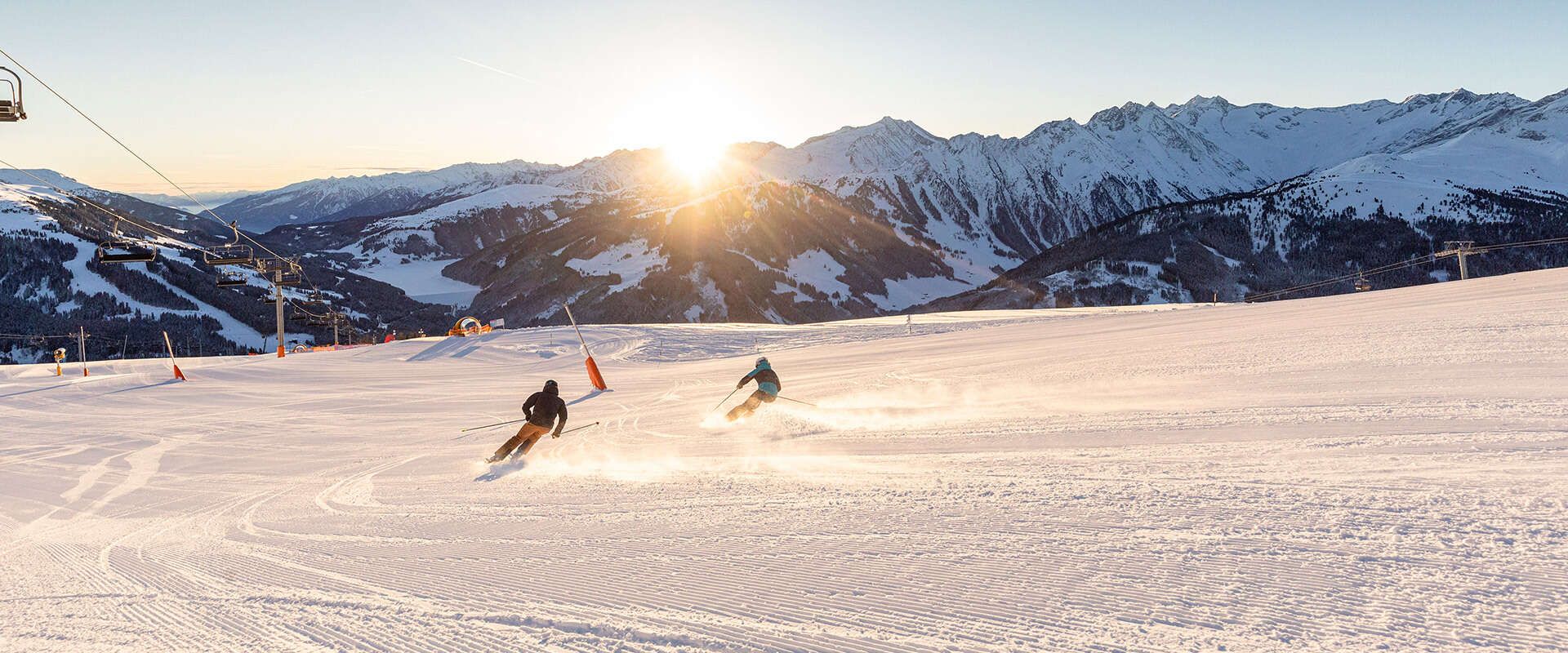 Zillertal Arena Skigebiet mit Sessellift in Tirol