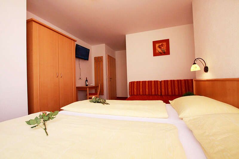 Appartement 3 mit Schlafzimmer mit Doppelbett und Couch im Landhaus Barbara