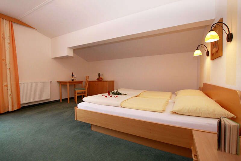 Appartement 4 mit Schlafzimmer mit Doppelbett und Balkon im Landhaus Barbara 